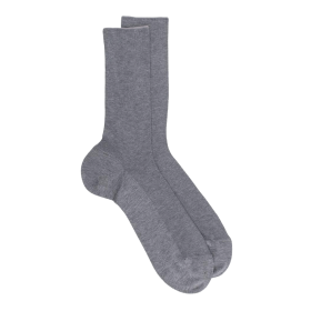 Mittelgraue Dore Dore-Socken aus schottischem Garn, speziell für empfindlliche Beine.