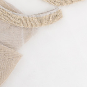 Transparente Socken mit glänzender Lurexspitze und -ferse - Weiß und Gold